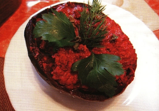 Фаршированная свекла с орехами и черносливом