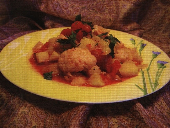 Картофель с помидорами и цветной капустой